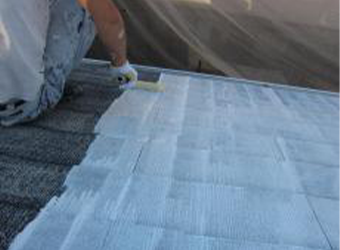 屋根の下塗りの様子です。ミズタニの快適サーモマイルドシーラーを使用しています。