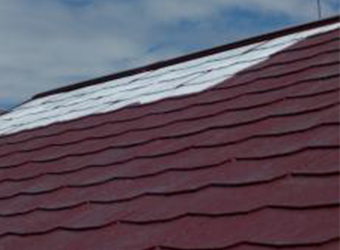 屋根の中塗りの様子です。ミズタニの快適サーモBioを使用しています。