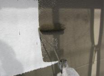 中塗りはエスケー化研のクリーンマイルドシリコンを使用します。