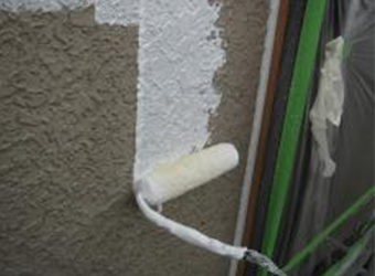 外壁の下塗りの様子です。エスケー化研の水性ミラクシーラーエコを使用しています。