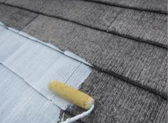 屋根材は洗浄すると、このようにしっかり旧塗膜が剥がれ落ち、新たな塗料がしっかりと密着します。