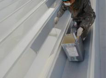 屋根の下塗りの続きです。面積が大きいので時間をかけて施工しています。