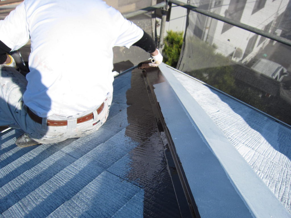 屋根の中塗り中です。ミズタニの快適サーモBioです。遮熱塗料が弊社の基本です。