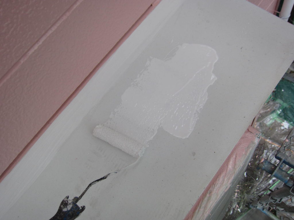 出窓の屋根も同じく板金。下塗り→中塗り→上塗りと同じように仕上げていきます。