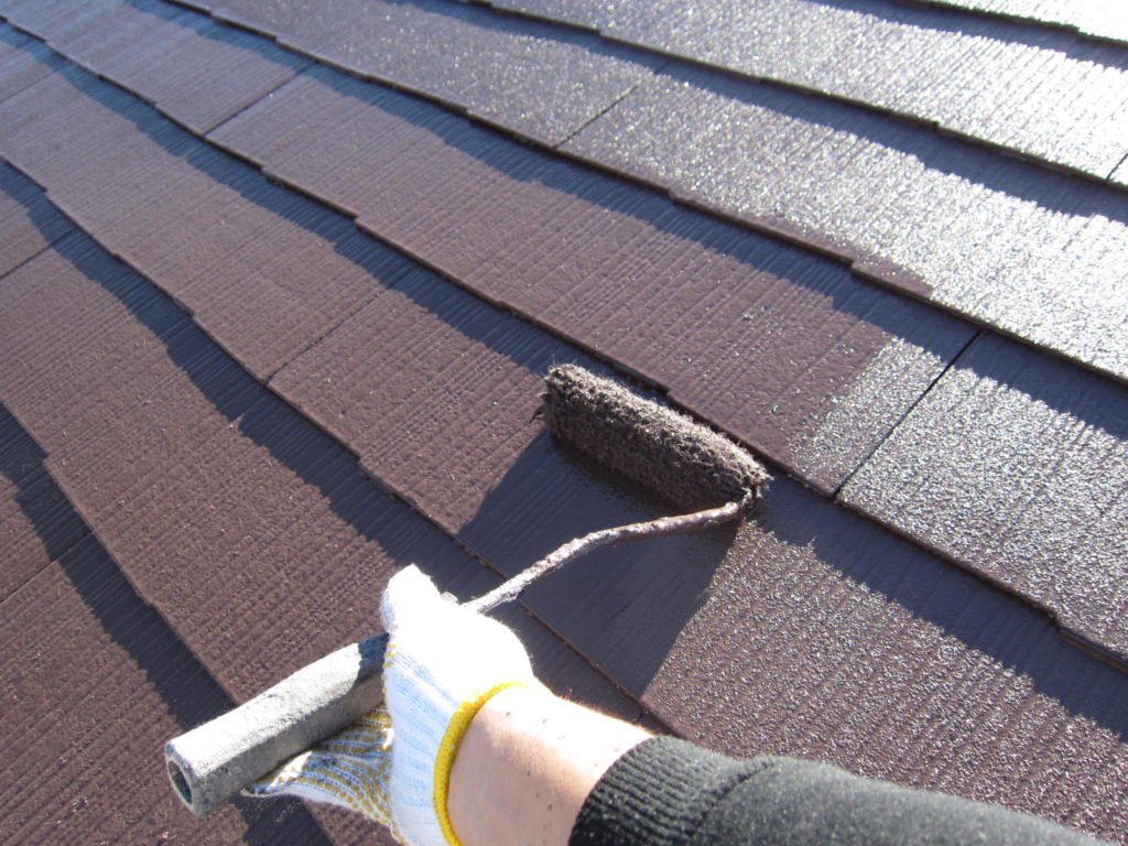 屋根の上塗りです。ミズタニの快適サーモBIoです。