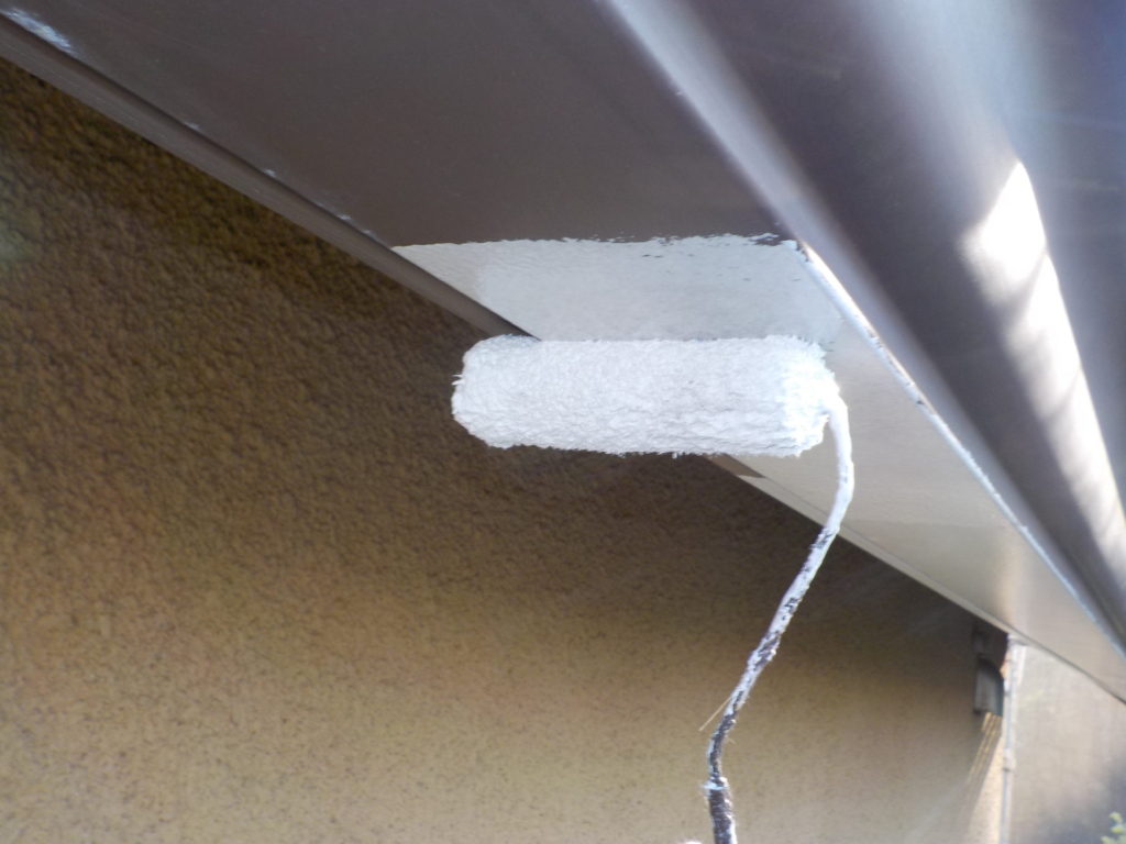 軒樋は塩ビ製でした。ニッペのパーフェクトプライマーでしっかり下塗り。