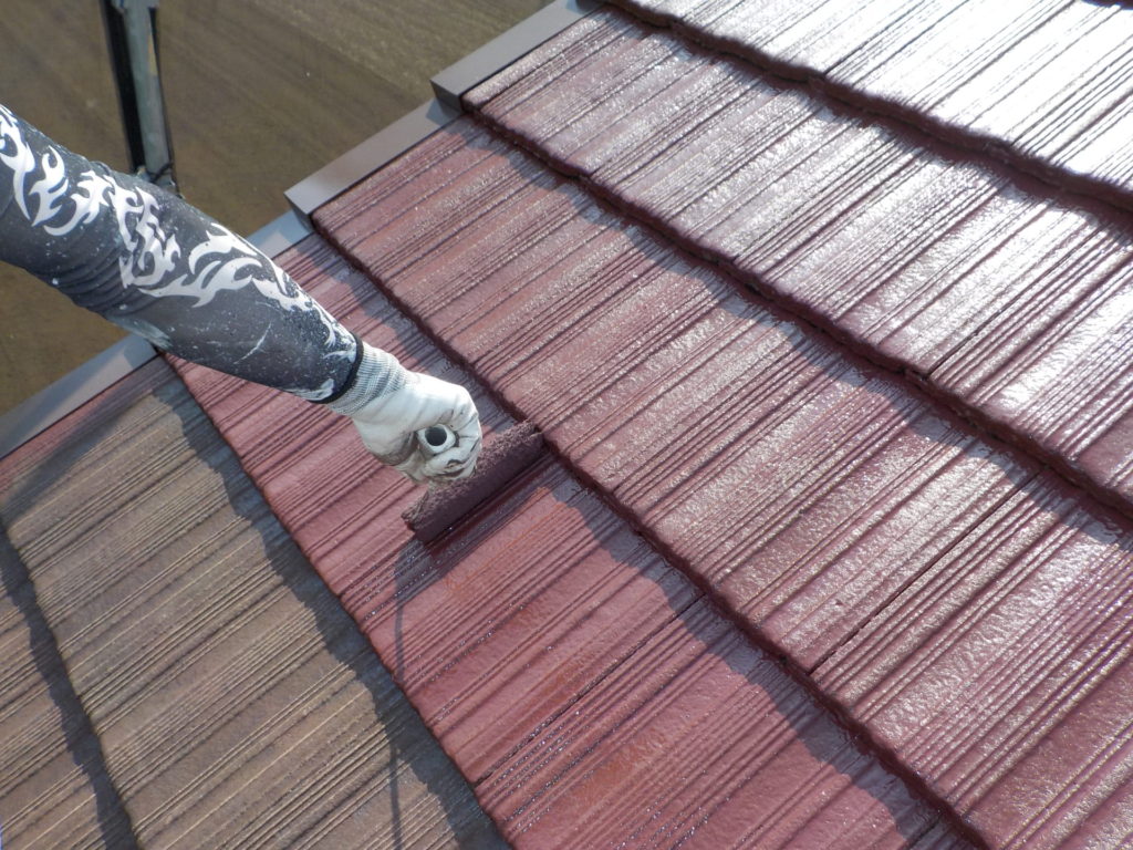 屋根の中塗りです。ミズタニの快適サーモWSiです。