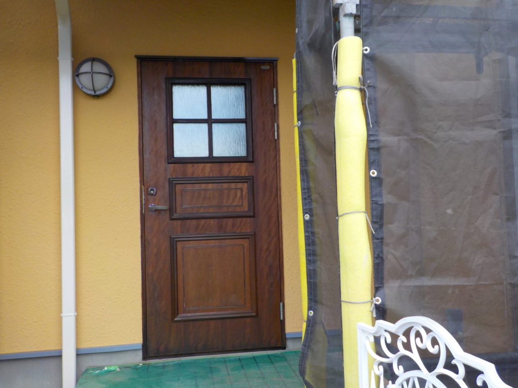 輸入玄関ドアの塗装が完了しました。新築時の色合いが復活しました。