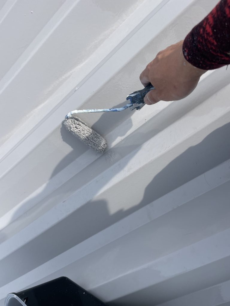 屋根の中塗りをしています。ミズタニにの快適サーモSiを使用しています。