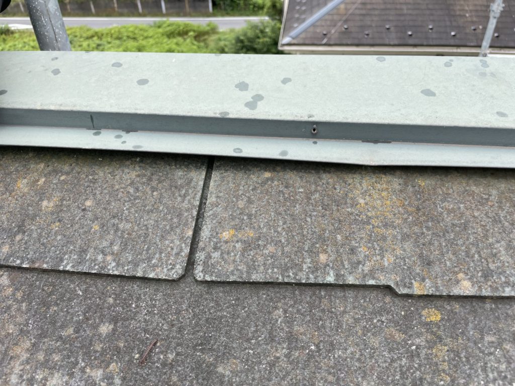 雨漏りの原因、片流れ屋根の棟板金です。