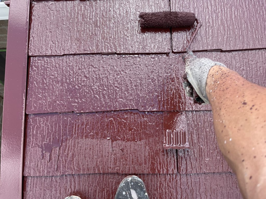 屋根の上塗りもミズタニ快適サーモSiです。このツヤが好きなんですよね。