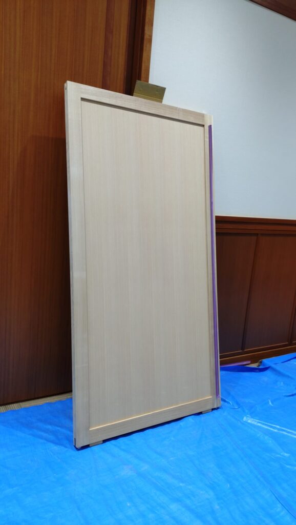 引き分け戸はタモ材の無塗装です。これから塗装します