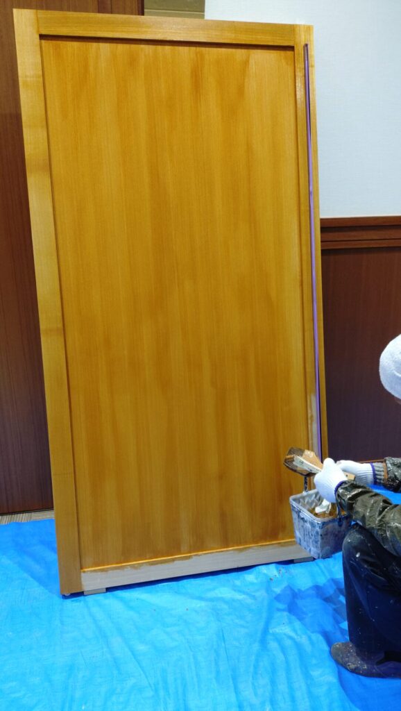 一回目塗装後、さらに細かいペーパーで磨き、２回目の塗装